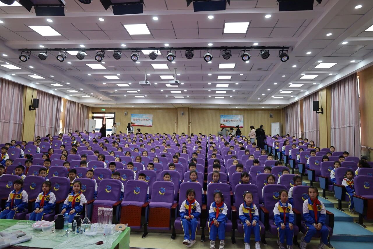 国联质检走进沣东五小:一场“魔法科学秀”让全校孩子从头尖叫到尾