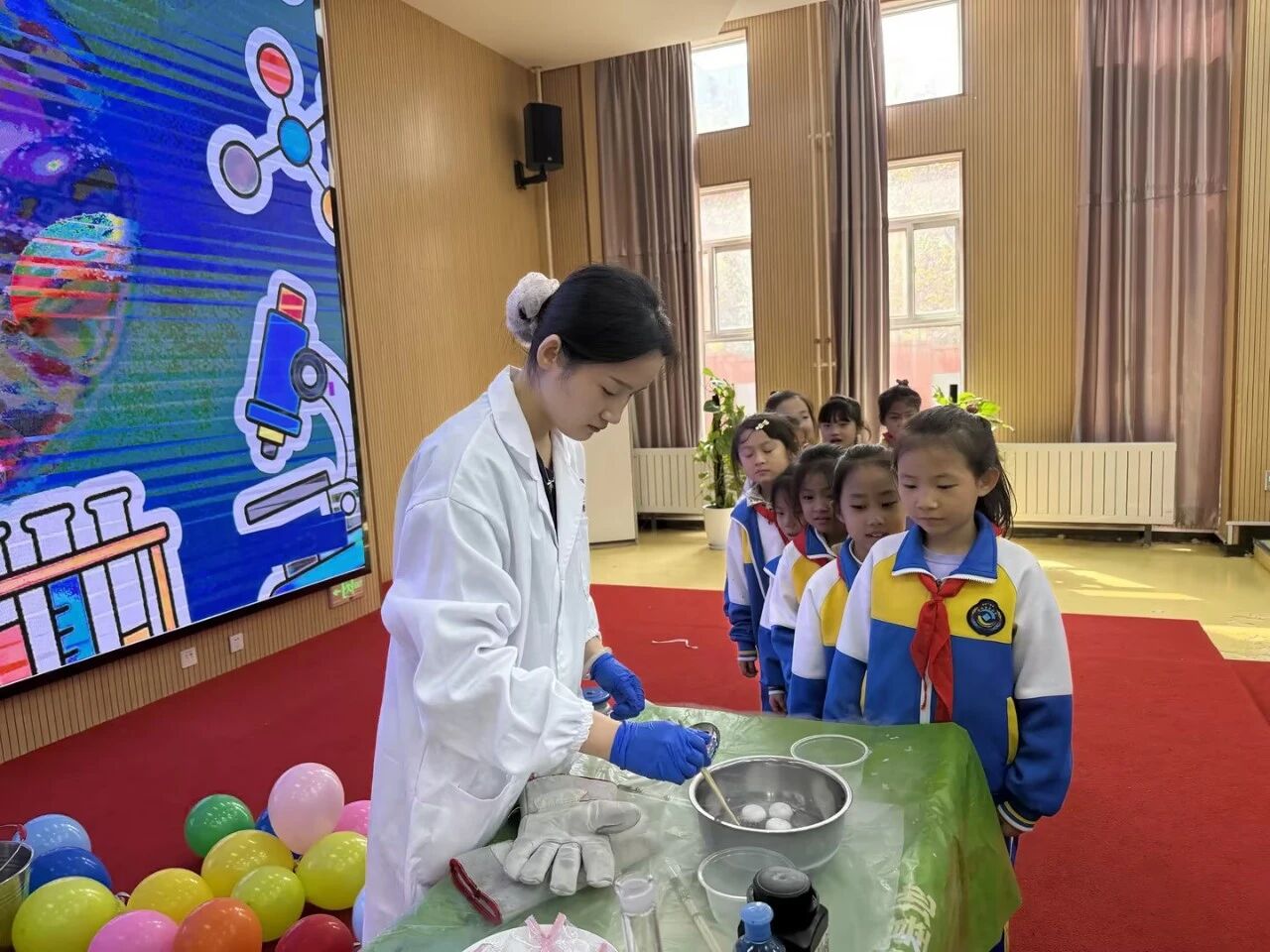 国联质检走进沣东五小:一场“魔法科学秀”让全校孩子从头尖叫到尾