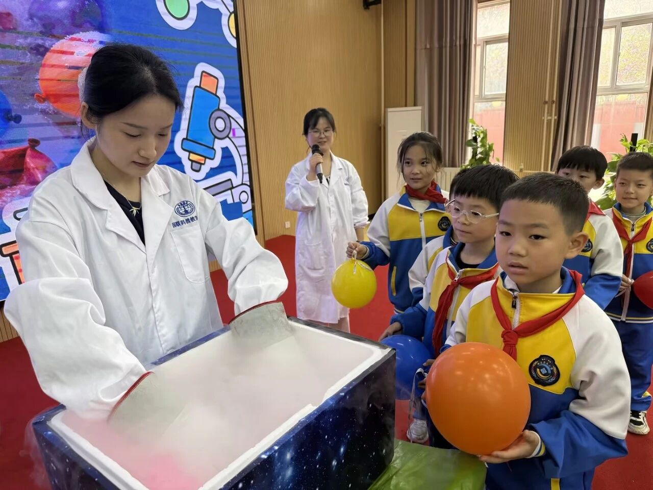 国联质检走进沣东五小:一场“魔法科学秀”让全校孩子从头尖叫到尾