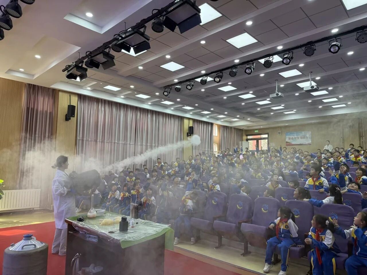 国联质检走进沣东五小:一场“魔法科学秀”让全校孩子从头尖叫到尾