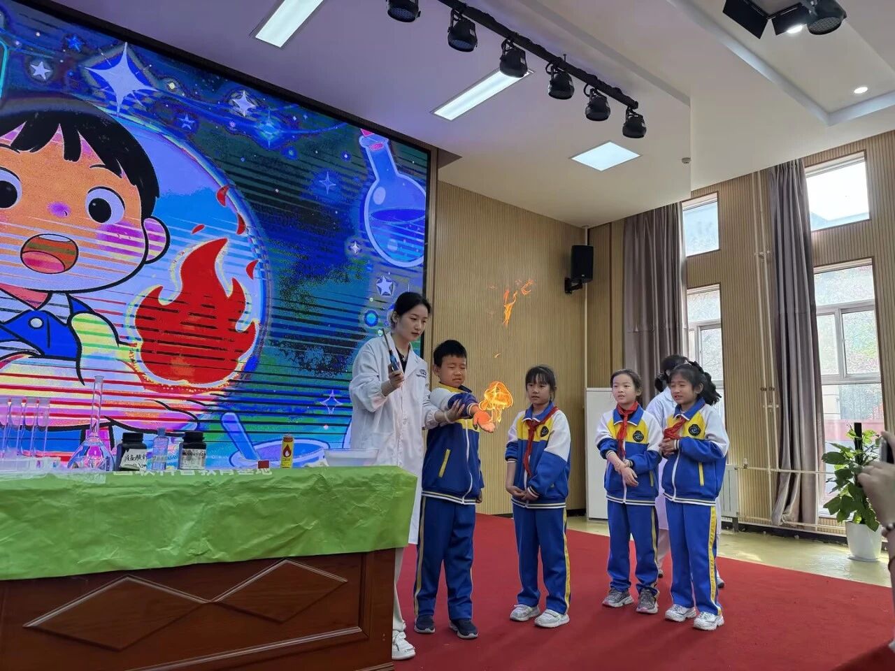 国联质检走进沣东五小:一场“魔法科学秀”让全校孩子从头尖叫到尾