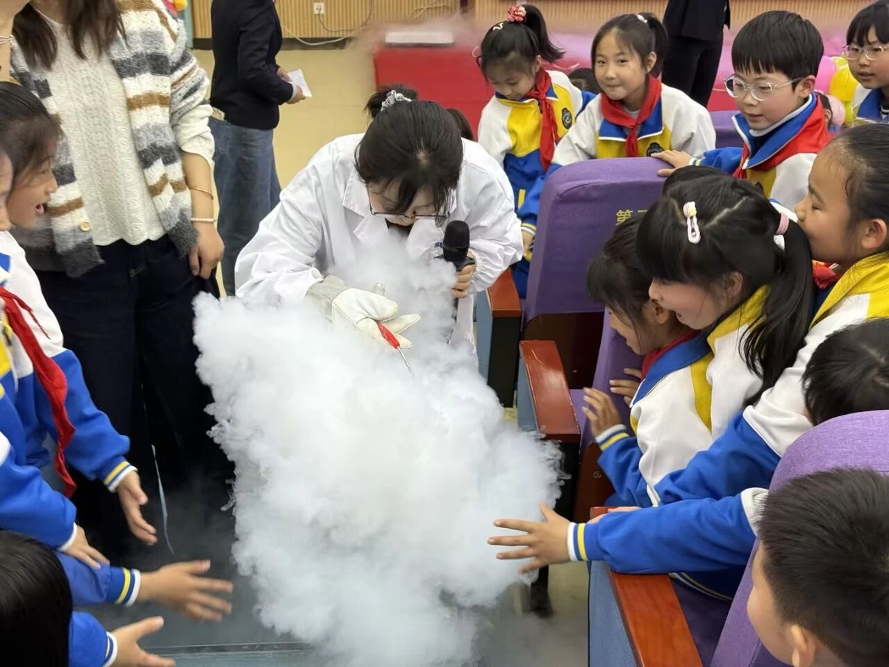 国联质检走进沣东五小:一场“魔法科学秀”让全校孩子从头尖叫到尾